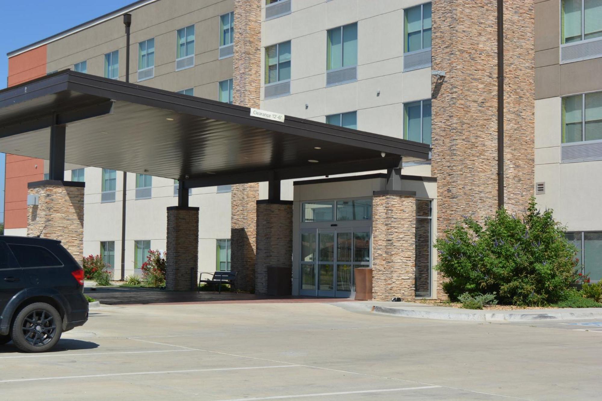 Holiday Inn Express & Suites Liberal Buitenkant foto